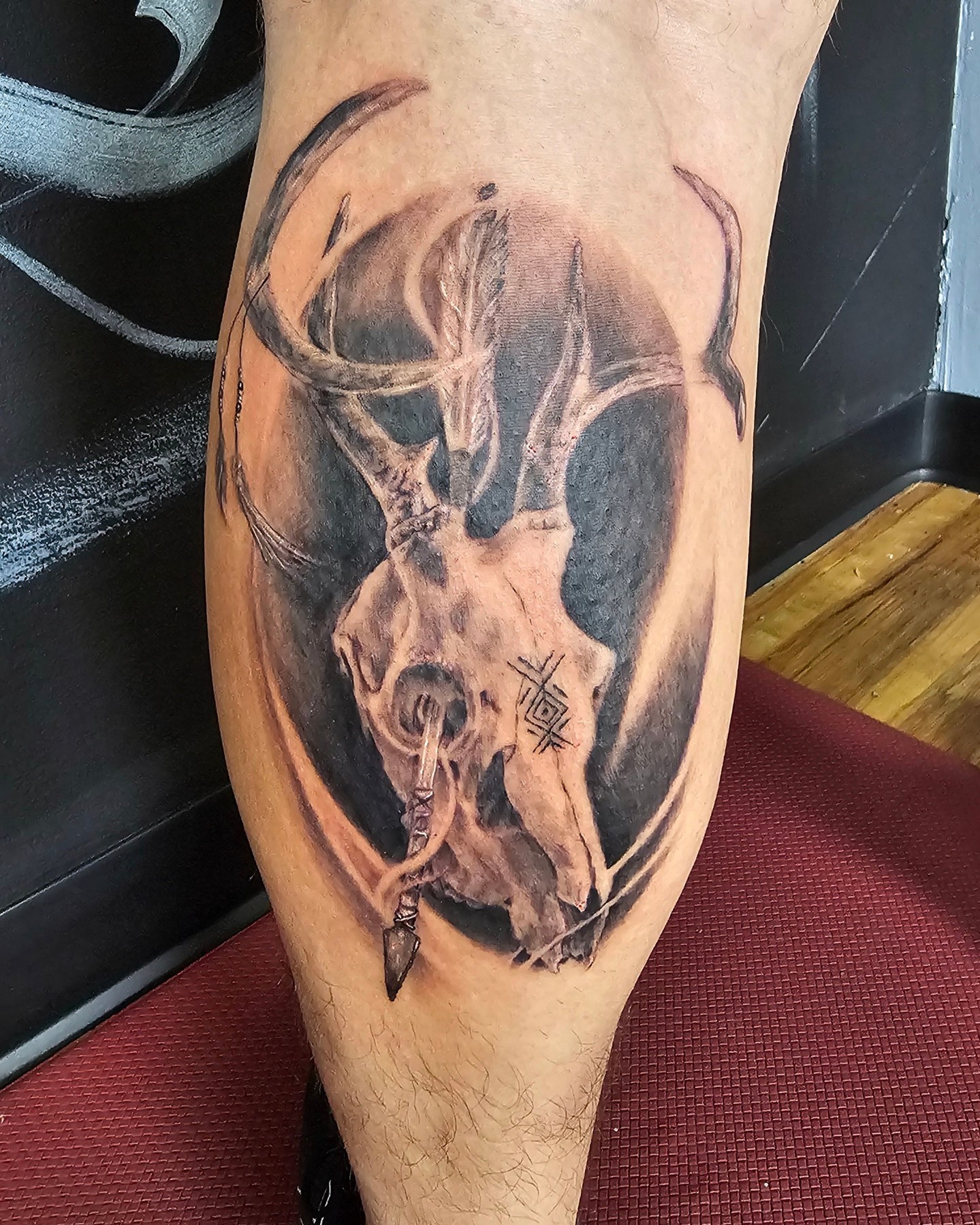 Every tattoo carries a memory. Here's a black and grey commemorative piece done earlier this year by Justin
@Jukzta
#CUtattoo #blackandgrey #ChampaignTattoo #Chambana#NightfallGallery #ChambanaInk #Jukzta #darkart #UofI #ChampaignUrbana #CUtattoo #recoveryAftercare #Skull